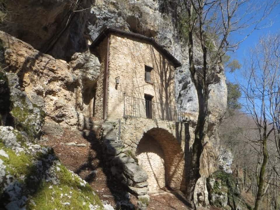 Escursione alla cascata di Zompo lo Schioppo e l'Eremo di S. Maria del Cauto